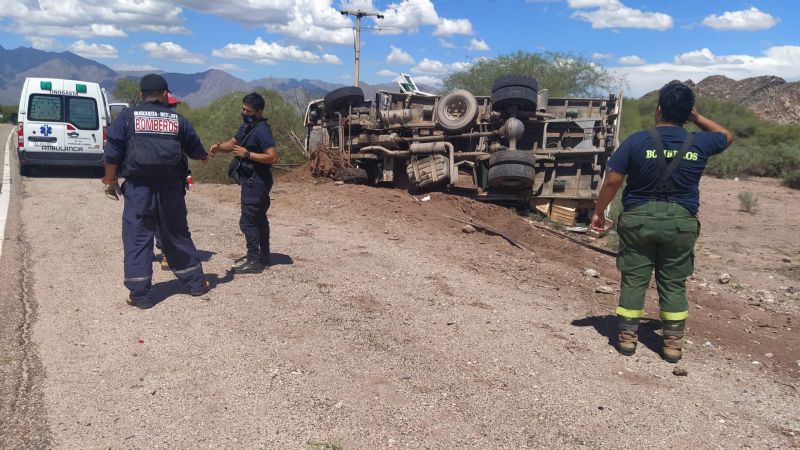 Interrumpen tránsito en la ruta 60 por el vuelco de un camión