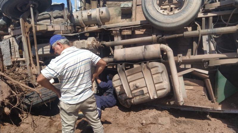 Interrumpen tránsito en la ruta 60 por el vuelco de un camión