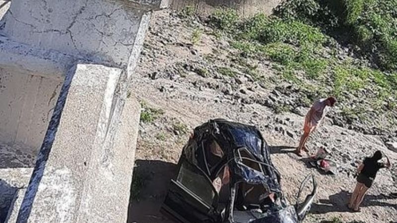 Desbarrancó una camioneta y terminó en el río