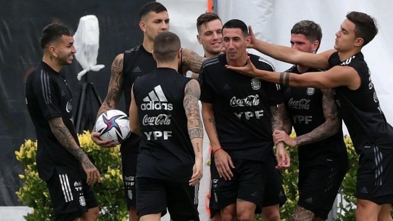 Gesto del “Fideo” Di María con la “10” de Messi