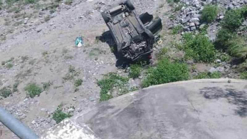 Desbarrancó una camioneta y terminó en el río