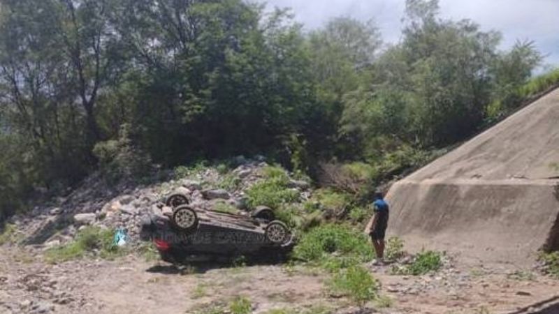 Desbarrancó una camioneta y terminó en el río
