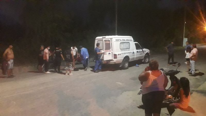 Se cayó de la moto al engancharse con un cable