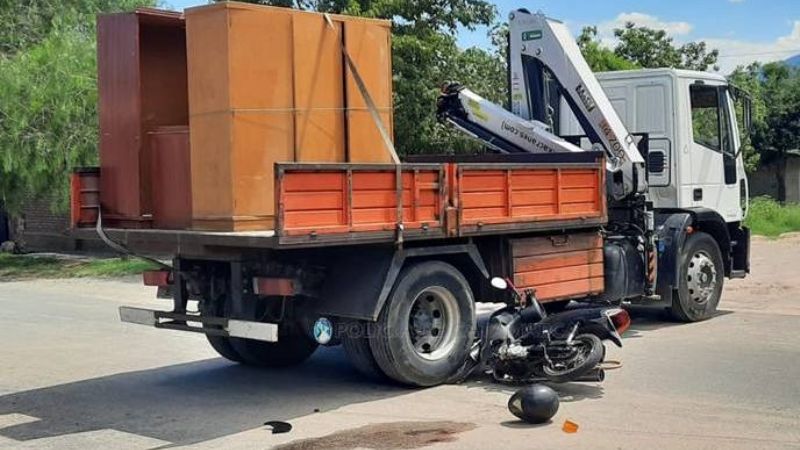 Motociclista chocó contra un camión
