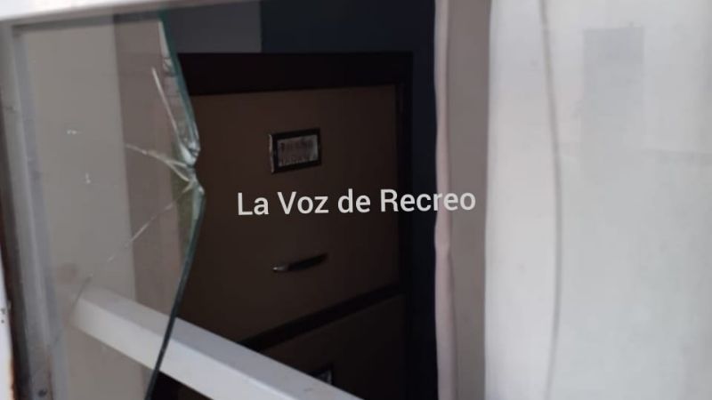 Robo y destrozos en una escuela de Recreo