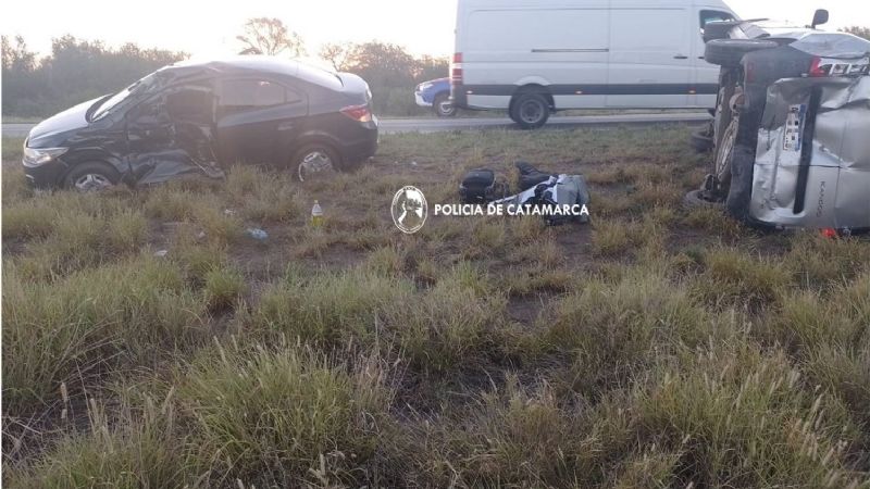 Volcó y chocó contra un auto estacionado al costado de la ruta