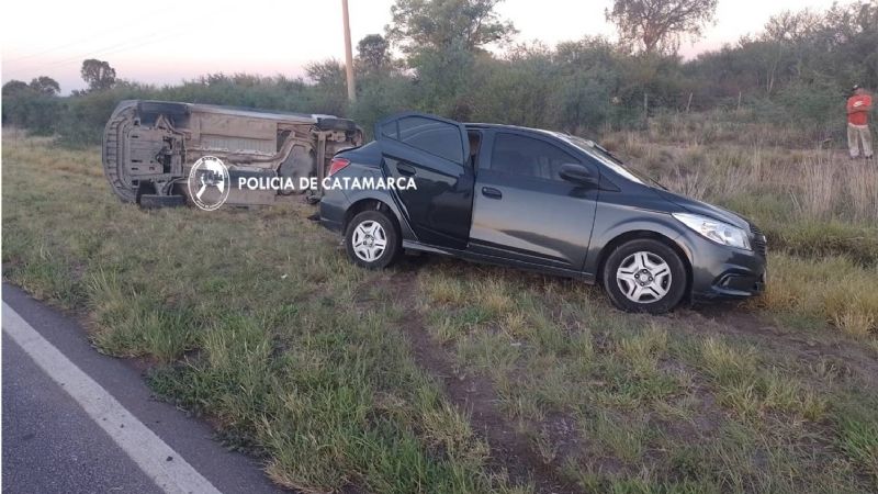 Volcó y chocó contra un auto estacionado al costado de la ruta
