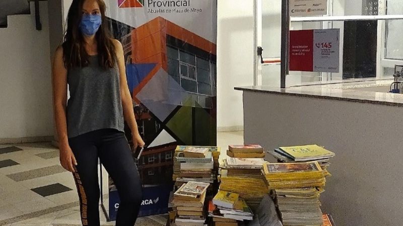 Docente donó más de 250 libros a la Residencia Universitaria