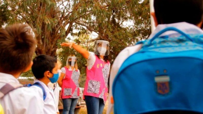 Proponen implementar el pase sanitario en las escuelas