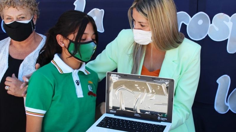 Educación entregó en más de 1700 netbooks del Plan Juana Manso