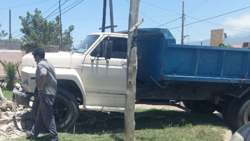 Camión chocó contra una casa