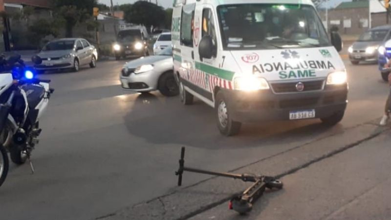 Joven se cayó del monopatín en plena avenida