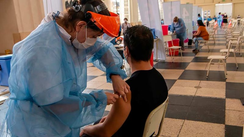 Córdoba reduce a 4 meses el intervalo para la tercera dosis