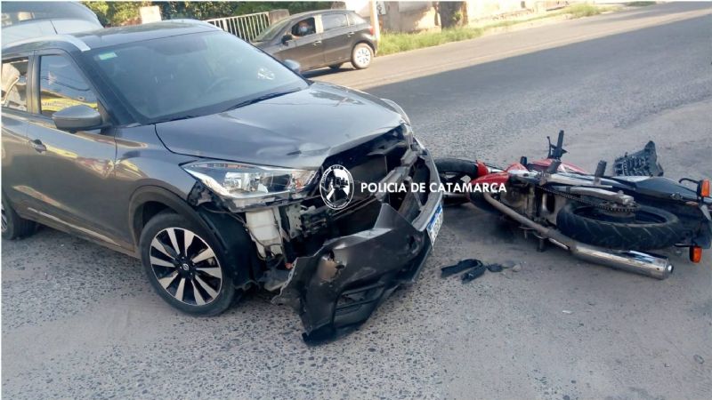 Una moto impactó contra un auto en Av. Presidente Castillo