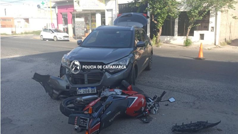Una moto impactó contra un auto en Av. Presidente Castillo