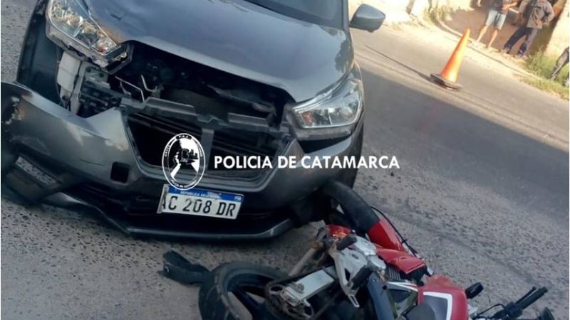 Una moto impactó contra un auto en Av. Presidente Castillo