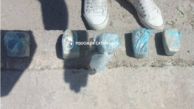 En operativo, secuestran cinco trozos de marihuana y celulares