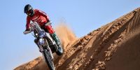 BENAVIDEZ sigue prendido entre las motos del Dakar.