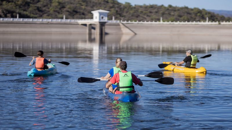 Propuestas de kayak y tirolesa en el dique El Jumeal