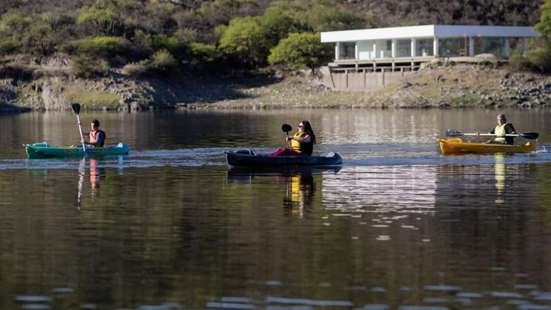 Propuestas de kayak y tirolesa en el dique El Jumeal