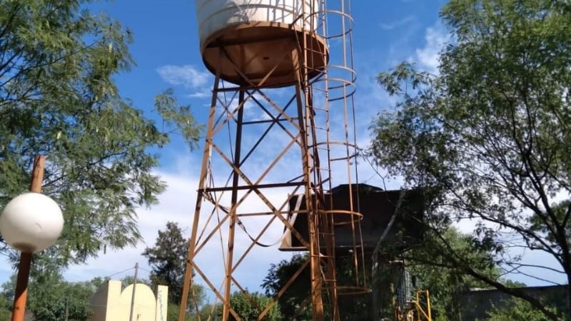 Tanque de agua para abastecer a un barrio