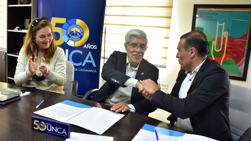 Firma de convenio entre la UNCA y Los Varela