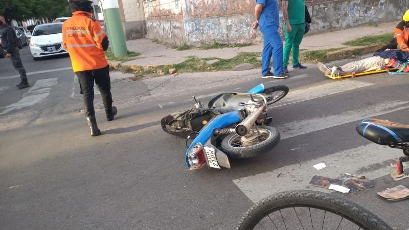 Accidente vial: dos adolescentes y un bebé resultaron heridos