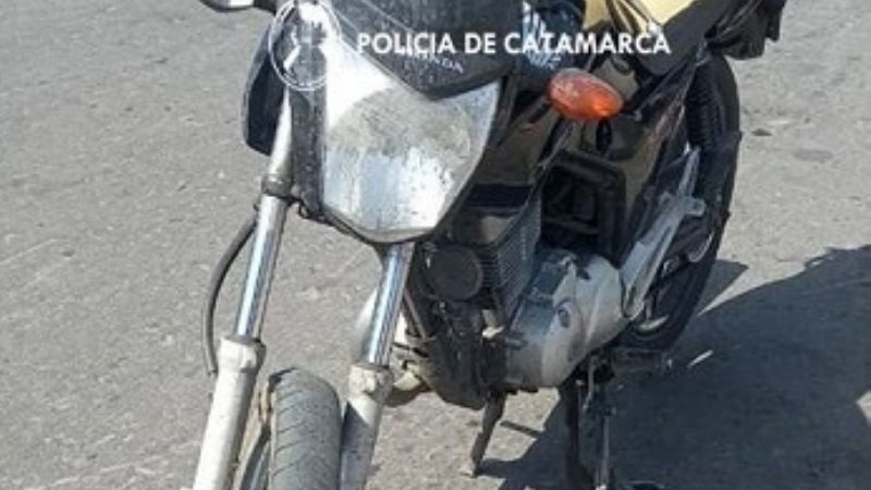 Empujaban una moto robada, se dieron a la fuga y fueron aprehendidos