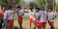 CALOR I. Los Jugadores de Independiente se refrescan, promediando el primer tiempo del partido con Defensores.