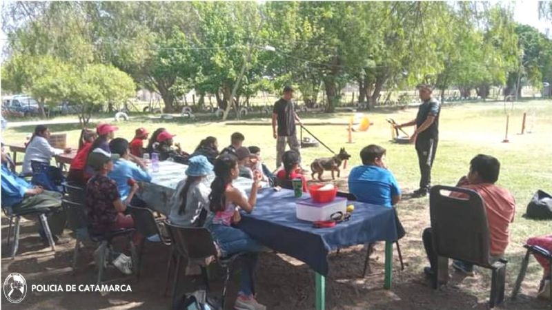 Alumnos visitaron canes de la policía