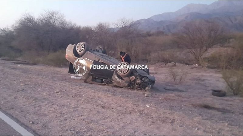 En la Ruta 40, un auto terminó con las ruedas para arriba