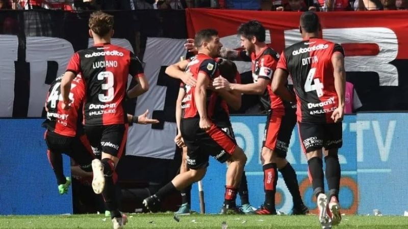 Newell's venció a Boca con diez jugadores
