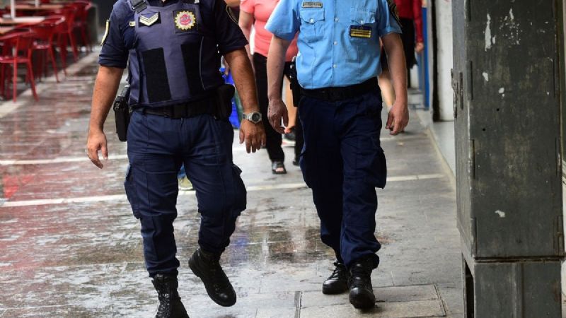 Sorprendieron a un hombre en plena calle mientras robaba un televisor