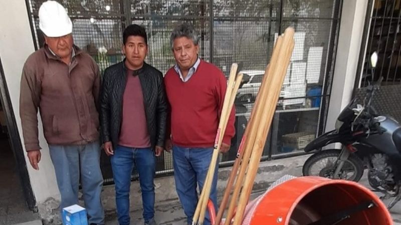 Entrega de herramientas en La Hoyada