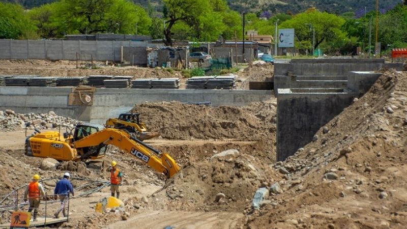 El puente en el Camino de la Virgen tiene un avance del 40%