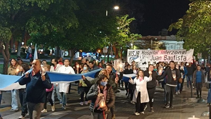Trabajadores de la salud marcharon con antorchas