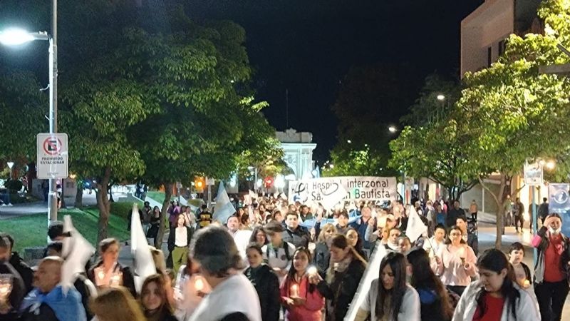 Trabajadores de la salud marcharon con antorchas