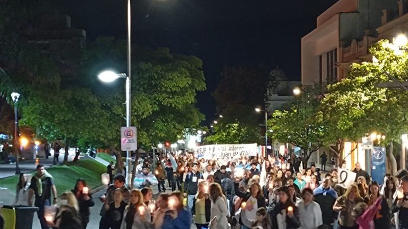 Trabajadores de la salud marcharon con antorchas