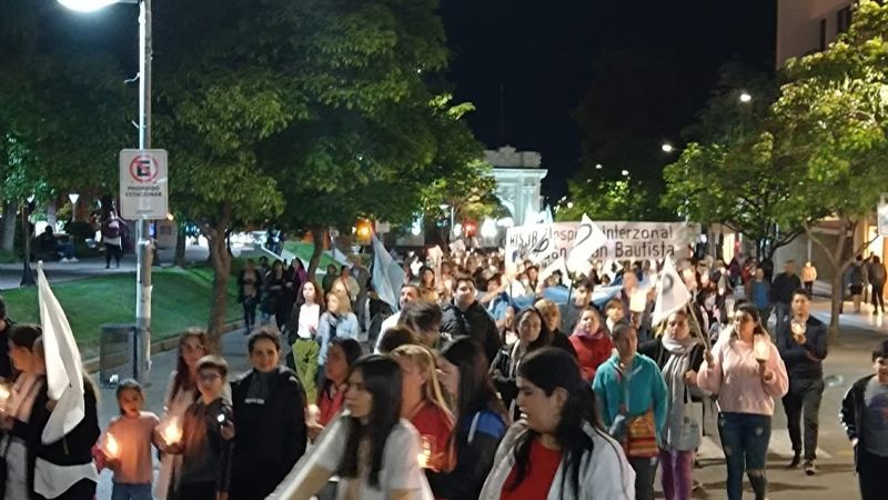 Trabajadores de la salud marcharon con antorchas