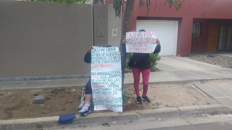 Se encadenó en la casa de Edgar Bacchiani