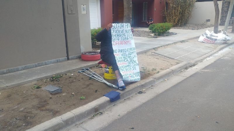 Se encadenó en la casa de Edgar Bacchiani