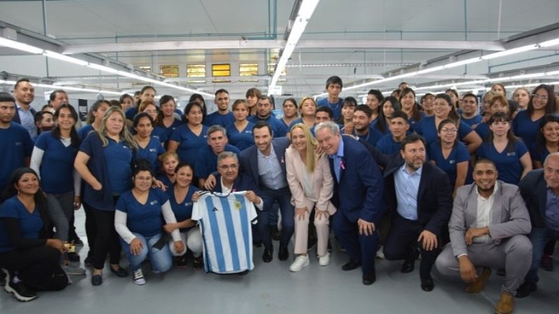 Inauguró RA Intertrading, empresa que fabrica para Nike y Adidas