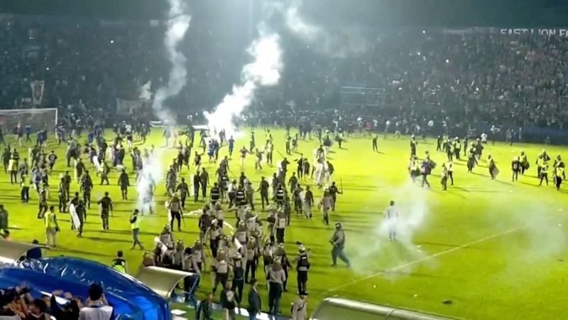 Más de 120 muertos en un partido de fútbol, en Indonesia
