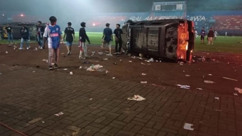 Más de 120 muertos en un partido de fútbol, en Indonesia