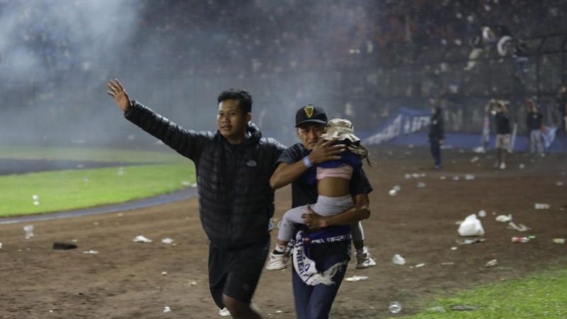 Más de 120 muertos en un partido de fútbol, en Indonesia