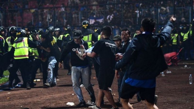 Más de 120 muertos en un partido de fútbol, en Indonesia