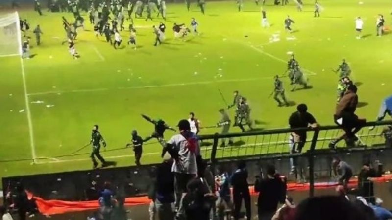 Más de 120 muertos en un partido de fútbol, en Indonesia