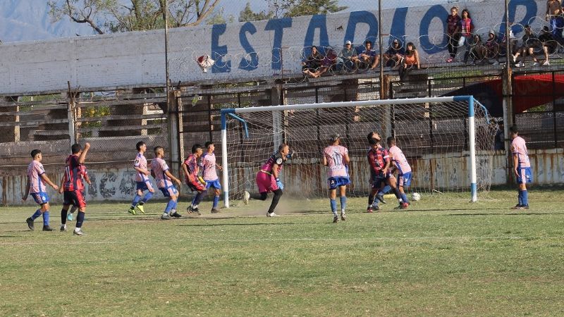 Triunfos de Obreros y Defensores en Las Chacras