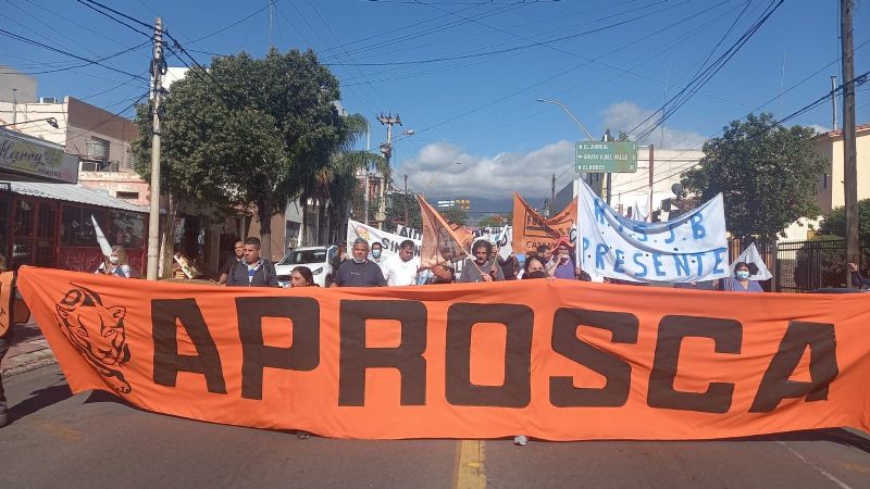 Trabajadores del Hospital marchan a casa de gobierno