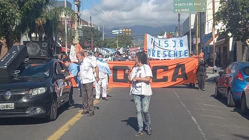 Trabajadores del Hospital marchan a casa de gobierno